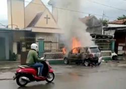 Mobil Chery Ludes Terbakar Didepan GKJ Banmati, Diduga Konsleting Listrik