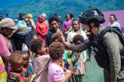 Trauma Healing, Polwan Ops Damai Cartenz-2024 Berbagi Kasih Bersama Anak-Anak Di Distrik Kiwirok