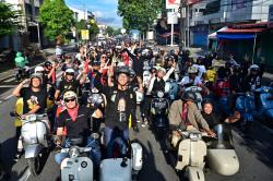 Sunmori Bareng Komunitas Vespa, Alam Ganjar Keliling Kota Solo