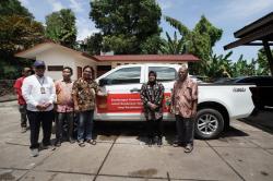 Mensos Tri Rismaharini Serahkan Bantuan 4 Kendaraan Kedaruratan Untuk Gereja di Tanah Papua