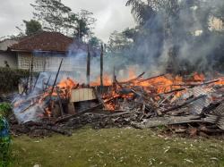 Ditinggal Ke Pasar Rumah Warga di Cidaun Ludes Terbakar