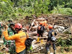 Akibat Hujan Deras, 1 Warga Cimanggu Cilacap Tewas Usai Rumahnya Tertimbun Longsor