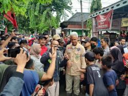 Capres Ganjar Pranowo Sambangi Warga Terdampak Banjir di Grobogan