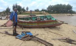 Diterjang Banjir Bandang, Perahu Nelayan Hancur Berkeping-keping