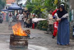 Bulan K3 Ada yang Seru Lho! Pelindo Marine Ajak Warga Kampung Seng Berlatih APAR