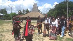 Di Kampung Raja Prailu, Alam Disambut Tarian, Juga Beli Kain Tenun Bermotif Garuda dan Banteng