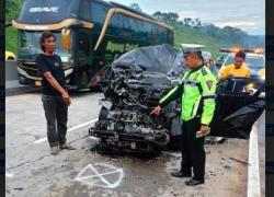 Kecelakaan Innova Tabrak Truk di Tol Semarang-Boyolali, 1 Orang Tewas 3 Luka-luka