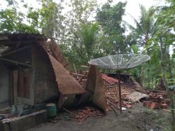 Saat Rumahnya Ambruk Miska Sekeluarga Sedang Tidur Lelap, Anaknya Luka Tertimpa Runtuhan Puing