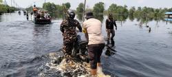 Cooling System, Polisi Bantu Warga Kendaraan Mogok Akibat Terobos Banjir