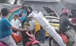 Bulan Madu Berantakan, Habis Nikah Mobil Pengantin Tabrak Pedagang dan Bengkel Motor