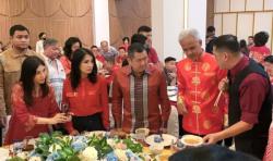 Disajikan Hidangan Yee Sang, Momen Menarik HT Bersama Keluarga dan Ganjar dalam Dinner Imlek