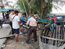 Polsek Pangkalan Kerinci Bantu Warga Korban Banjir Sembari Sampaikan Pesan Pemilu