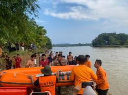 Sampan  Berisi 5 Orang Terbalik di Kampar, 1 Balita Hilang