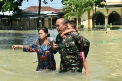 Potret Pasukan Reaksi Cepat Kodim 0716 Berjibaku Evakuasi Korban Banjir di Demak