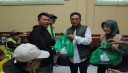 Demi Jaga Inflasi, Bupati Bandung Bagikan Paket Sembako bagi Ojek Pangkalan