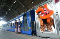 Tahun Baru Imlek, Atraksi Barongsai Hibur Penumpang di Stasiun Surabaya Gubeng