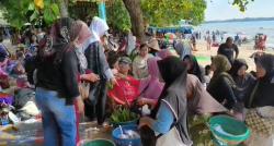 Momen Long Weekend, Pantai Carita Diserbu Wisatawan dari Luar Kota