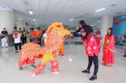 Penumpang dan Pengunjung di Bandara Sam Ratulangi Dihibur Dengan Barongsai dan Pembagian Souvenir