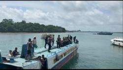 Gunakan Speedboat, Personel Polres Tual Kawal Logistik Pemilu ke Kecamatan Tayando