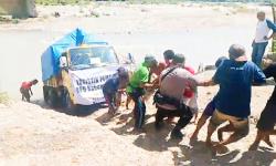 Mobil Pengangkut Logistik Pemilu Terjebak Banjir di Amfoang NTT