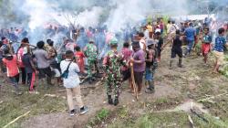 Jelang Pencoblosan, Kodim Puncak Jaya Bakar Batu Bersama Masyarakat