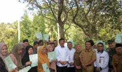 Kunjungi Provinsi Banten, Menteri ATR Kepala BPN Serahkan Sertipikat  PTSL di Serang dan Tangerang