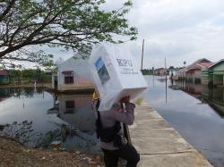 Polsek Rantau Kopar Kawal Distribusi Logistik Pemilu dari PPK ke PPS