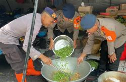 Dapur Umum Sat Brimob Polda Jateng Buat 4.000 Nasbung Setiap Hari Untuk Korban Banjir di Demak