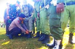 Kapolda Jateng Membungkuk Membetulkan Ikatan Tali Sepatu Anggota Linmas: Ini Dibenerin Biar Gagah