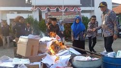 Antisipasi Kecurangan, KPU Brebes Bakar Puluhan Ribu Surat Suara Rusak 