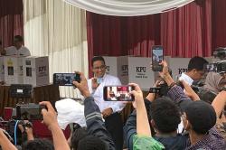 Pakai Kemeja Warna Putih, Anies Baswedan Mencoblos di TPS 60 Cilandak