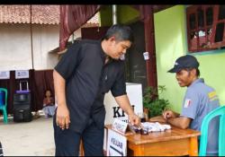 Calon Legislatif PDIP, Bambang Kurniawan, Memilih di TPS 6 Pekon Adiluwih