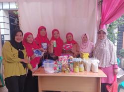 Emak Emak PKK Aren Jaya Sulap TPS Jadi Nuansa Valentine Warna Pink, Ada Door Prize Juga