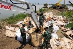 Potret Puluhan Prajurit Yonzipur 4/TK Berjibaku Perbaiki Tanggul Jebol Di Demak