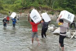 Distribusi Logistik Pemilu di Seram Bagian Barat, Menyeberangi Sungai dan Jalan Kaki 20 Kilometer