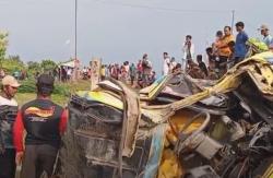 Kecelakaan Dump Truk Ringsek Ditabrak KA Manahan di Brebes, Sopir dan Anaknya Tewas