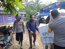 Tempuh Jalan Terjal dan Licin, Polres Rohul Kawal Hasil Rekapitulasi Suara dari TPS menuju PPK