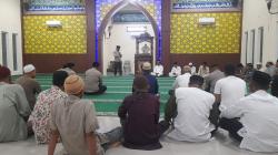 Usai Tunaikan Ibadah Salat, Wakapolsek Dumai Barat Berbaur dan Berdiskusi Dengan Jemaah Majid Annaba