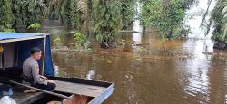 Gunakan Perahu dan Lewati Banjir, Petugas Kawal Surat Suara Pemilu