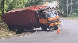 Tak Mampu Menaklukkan Tanjakan Batununggul Ciamis, Truk Sarat Muatan Terperosok ke Parit