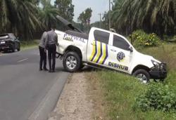 Mobil Patwal Dishub Tergelincir ke Parit saat Kawal Bupati Labusel