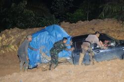 Mobil Pengangkut Logistik Pemilu Terjebak Jalan Lumpur, Kapolres Inhu Kerahkan Off Road