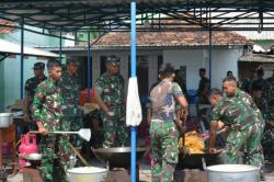 Pastikan Stok Logistik Tersedia, Kodam Diponegoro Tinjau Dapur Umum TNI di Posko Banjir Demak