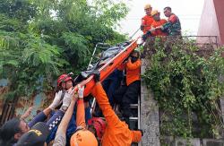 Tragis, Petugas Telkom Tewas Tersengat Listrik saat Pasang Jaringan Internet