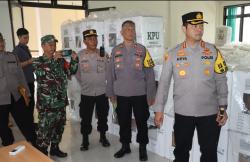 Kapolsek Sukmajaya Pantau Pelaksanaan Rapat Pleno Tingkat Kecamatan, Pastikan Aman dan Kondusif