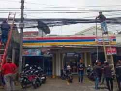 Berantas Kabel Udara Semerawut,  DPUPR Kota Depok Terjunkan Bina Konstruksi untuk Lakukan Penertiban