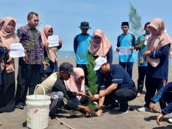 Cegah Abrasi Pantai, Kader Adiwiyata MAN 1 Probolinggo Tanam Puluhan Cemara Laut di Greenthing Beach