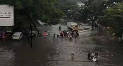 Jalan Cibaduyut Bandung Kerap Banjir, Warganet: Dari Zaman Dulu