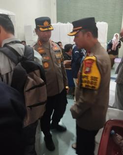 Kapolsek Cimanggis Pastikan Penghitungan Suara di Cimanggis dan Tapos Berjalan Lancar dan Aman