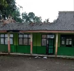 Sekolah SDN Pakisan 04 Ambruk Akibat Angin dan Hujan Deras